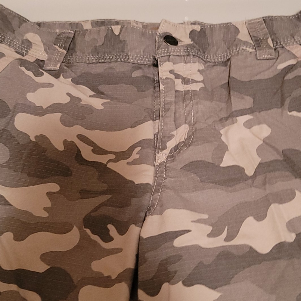 Carhartt crop relaxed fit camo cargo pant